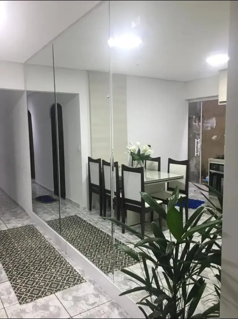 Espelho sob medida em parede inteira